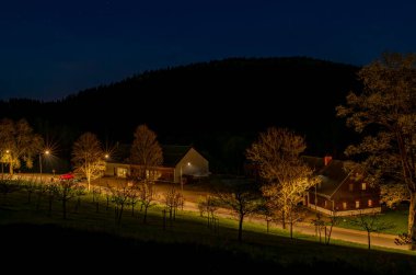 Yeni otel binaları ve yıldızlar bahar gecesi Neratov CZ 04 29 2025
