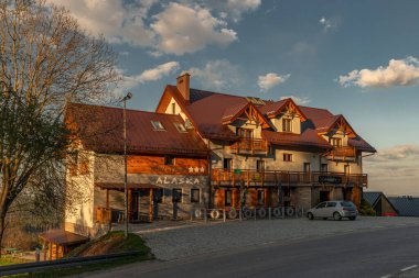 Tepe ve dağların altındaki ahşap otel Zieleniec Polonya 'da günbatımı ile Orlicke hory 28 2025