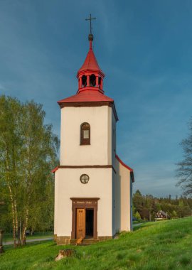 Cihak CZ 04 30 2025 'te gün batımından sonraki renklerde eski bir şapel.