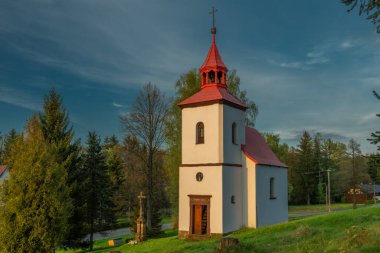 Cihak CZ 04 30 2025 'te gün batımından sonraki renklerde eski bir şapel.