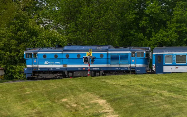 Eski viyadük Holubov yakınlarındaki Cesky Krumlov 'a giden mavi yolcu treni CZ 05 17 2025
