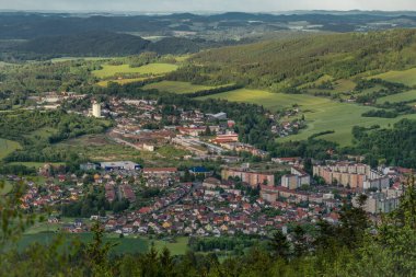 Svatobor tepesinden kasabaya bahar rengi taze manzara Susice CZ 05 23 2025
