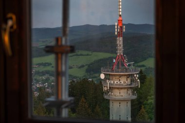 Akşam üstü, Svatobor Tepesi 'nin tepesinde. Taze bahar mevsimi Susice CZ 05 23 2025.