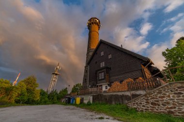Akşam üstü, Svatobor Tepesi 'nin tepesinde. Taze bahar mevsimi Susice CZ 05 23 2025.