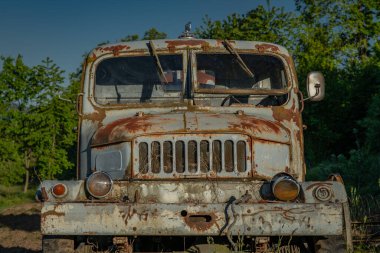Odolenov CZ 05 24 2025 köyünde eski paslı araçlar bahar taze yeşil çimenler sabah