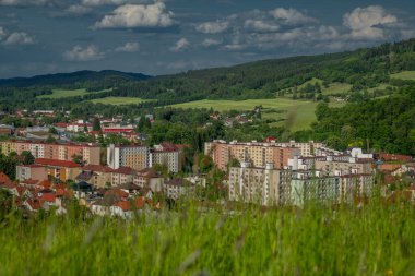 Svatobor tepesinden kasabaya bahar rengi taze manzara Susice CZ 05 23 2025