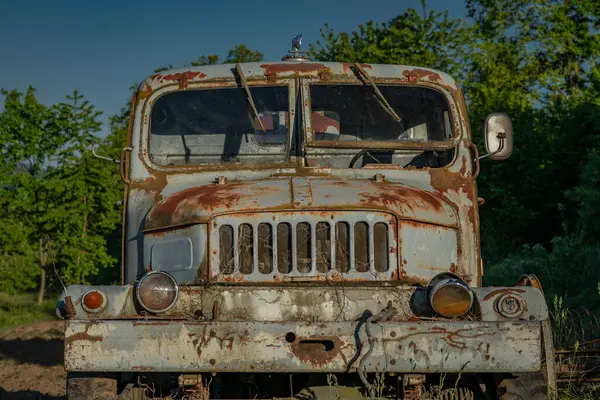 Odolenov CZ 05 24 2025 köyünde eski paslı araçlar bahar taze yeşil çimenler sabah