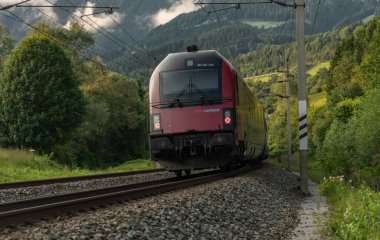 Avusturya ile elektrikli demiryolu yazın güneşli akşamlarda Pfarrwerfen Avusturya yakınlarında. 06 05