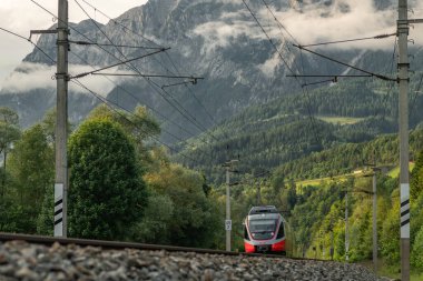 Avusturya ile elektrikli demiryolu yazın güneşli akşamlarda Pfarrwerfen Avusturya yakınlarında. 06 05