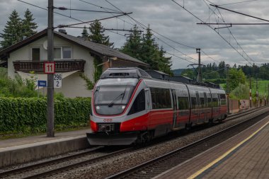 Avusturya trenleriyle birlikte, Wallersee Avusturya yakınlarında yaz bulutlu bir sabah trenleri. 06: 05