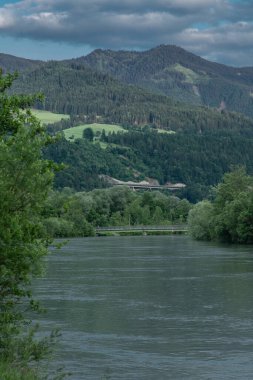 Pfarrwerfen yakınlarında bulutlu bir yaz gününde mavi suyla Salzach nehri