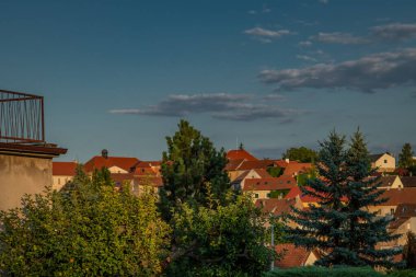 Bustehrad kasabası CZ 07 18 2025 'te günbatımı rengi olan Bohemya' nın merkezinde eski evler.