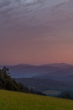 Beskydy dağları için akşam manzarası gün batımı rengi taze zaman