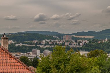 Zlin CZ 'deki kırmızı çatı şehri için bulutlu, taze yaz manzarası.