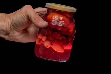 Taze ev yapımı kırmızı meyve karışımı. Elinde siyah arka planda izole edilmiş.