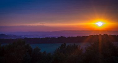 Beskydy dağları için akşam manzarası gün batımında taze gece rengi