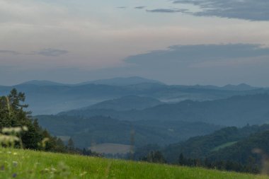 Beskydy dağları için sabah manzarası Taze mavi saat bulutlu