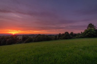 Beskydy dağları için akşam manzarası gün batımı rengi taze