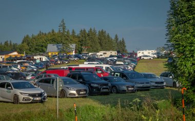 Sıcak yaz güneşli bir gün ve Vysoke nad Jizerou CZ 08 09 2025