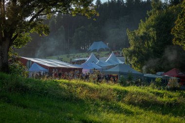 Sıcak yaz güneşli bir gün ve Vysoke nad Jizerou CZ 08 09 2025