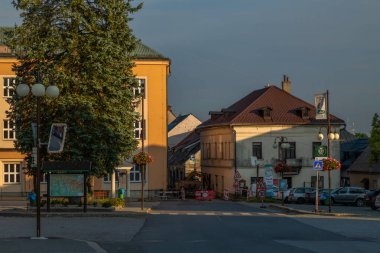 Vysoke nad Jizerou CZ 08 09 2025 'te yaz akşamında sokakların yeniden inşası