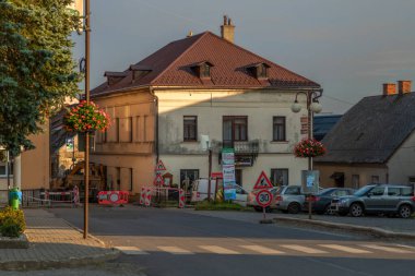 Vysoke nad Jizerou CZ 08 09 2025 'te yaz akşamında sokakların yeniden inşası