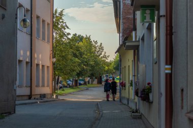 Vysoke nad Jizerou CZ 08 09 2025 'te yaz akşamında sokakların yeniden inşası