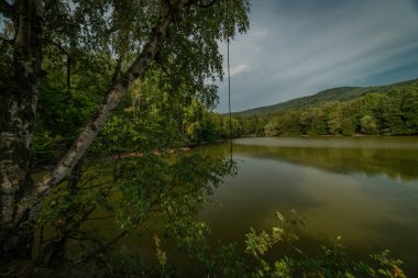 Varvazov 'daki Krusne dağlarının altında, gölün yanında sıcak bir yaz sabahı.