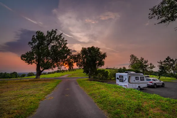 Krusne dağlarının tepesinde altın saat bulutlu gün doğumu sabahı Naklerov CZ 08 16 2025