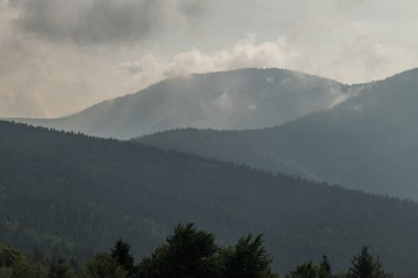 Beskydy dağları için sabah manzarası Taze mavi saat bulutlu