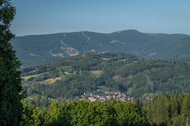 Sklenarice Köyü yakınlarındaki yeşil dağlara tepeden bak CZ 08 09 2025