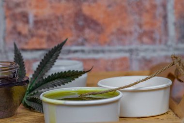 Ev yapımı marihuana tıbbi merhemi.