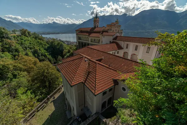 Locarno İsviçre 'de yeşil bitkiler ve mavi gökyüzü ile güneşli bir yaz günü. 09: 11 2025