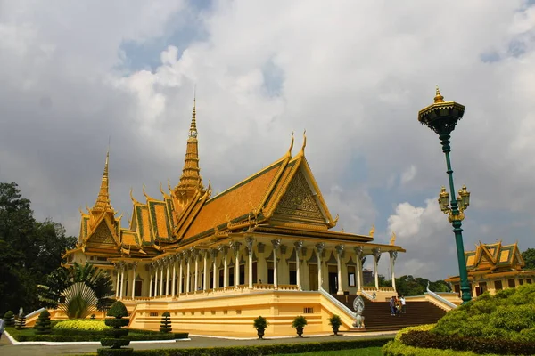 Βασιλικό Παλάτι Στην Καμπότζη Συννεφιασμένο Ουρανό — Φωτογραφία Αρχείου