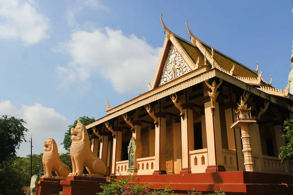 上午在柬埔寨的佛寺 — 图库照片