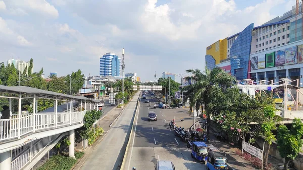 2022年7月10日 雅加达 下午晚些时候 在印尼雅加达北部一条繁忙的街道上 照片位于人行天桥上方 — 图库照片