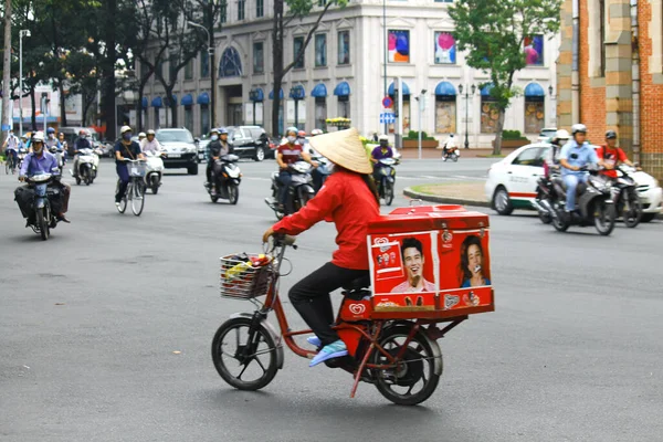 喧嚣的城市氛围 许多车辆在胡志明市越战 在亚洲城市 很多人骑摩托车是在傍晚时分才到达的 在亚洲许多国家 骑摩托车的人都是带篮子的 骑摩托车是最主要的交通工具 — 图库照片