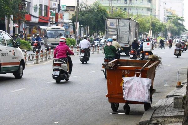 喧嚣的城市氛围 许多车辆在胡志明市越战 在许多亚洲国家 骑摩托车的人很多 骑摩托车是主要的交通工具 — 图库照片