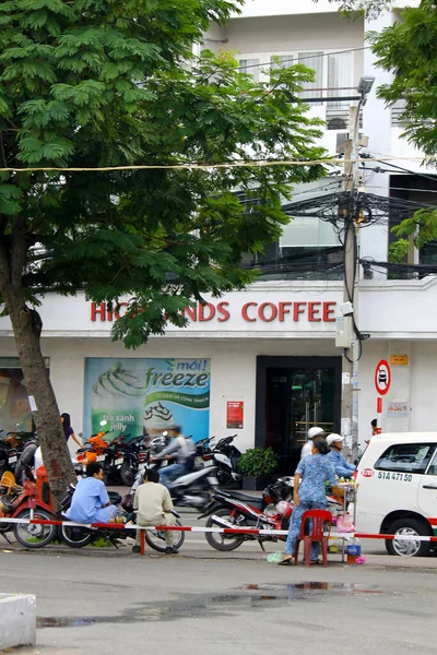 越南胡志明市的气氛很热闹 许多驾车者和摩托车出租车在路边的咖啡馆或咖啡店买车 咖啡在越南是一种特殊的饮料 — 图库照片