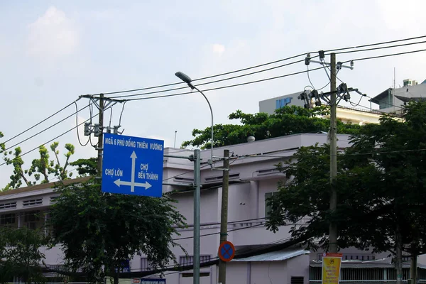 ホーチミン市 ベトナム 2014年10月 ランドマーク 青空に対する道路標識のある近代的な都市の建物 — ストック写真