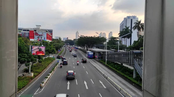 Jakarta Indonesien Juli 2022 Hauptstadtautobahn Zwischen Wolkenkratzern Mit Schwerlastverkehr — Stockfoto