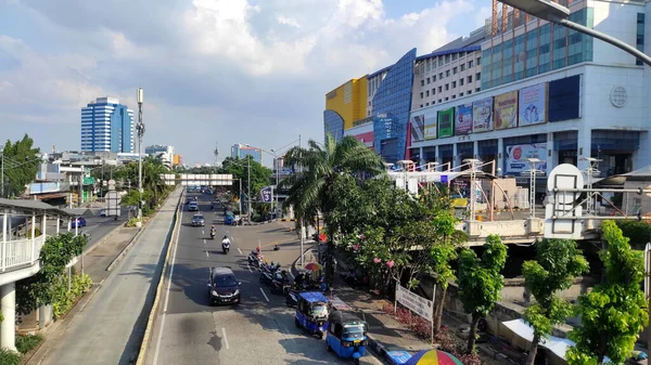 印度尼西亚雅加达 2022年7月10日 交通繁忙的摩天大楼之间的主要公路 — 图库照片