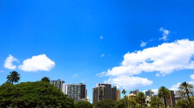 Hawaii şehir manzarası, beyaz bulutlu mavi gökyüzü