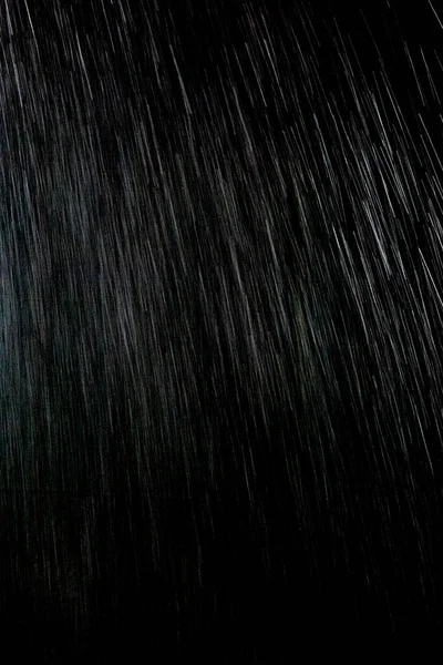 雨下在一个黑色的背景上 — 图库照片