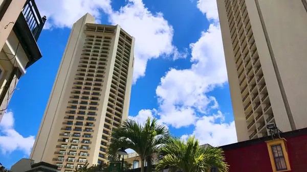 Hawaii şehir manzarası, beyaz bulutlu mavi gökyüzü