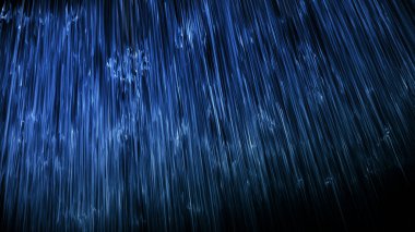 Siyah arkaplana düşen yağmur görüntüsü