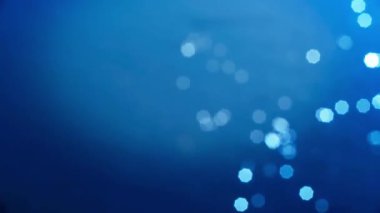 Su yüzeyinin parıltılı görüntüsü