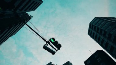 Arkaplanda gökyüzü varken değişen sinyalin görüntüsüne bakıyorum.