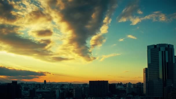 Video Von Himmel Wolken Stadt Und Gebäuden Sonnenuntergang — Stockvideo