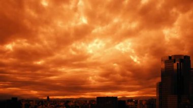 Gökyüzü, bulutlar, şehir ve binalar, gün batımından gece görüşü